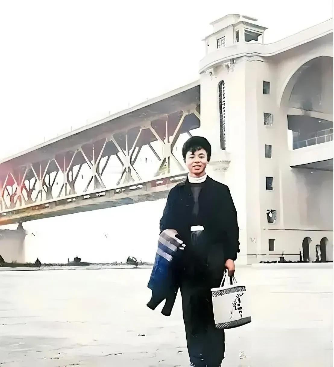 1958年，18岁的雷锋在武汉长江大桥前留下了这张珍贵的影像，那时的他还没有成为