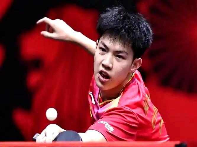 薛飞3-0张本，热搜炸了17日多哈，薛飞用直板把张本智和锁死在台内。三局只