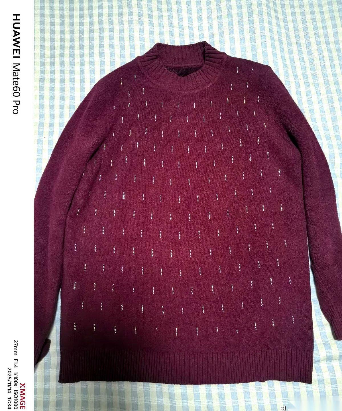 我妈说，你长得也不是啥洋气人，你的脸配这个毛衣正好。就因为她给我买的那件大红色