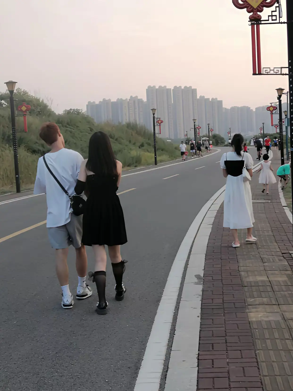 左边是别人的女朋友，右边是自己的老婆