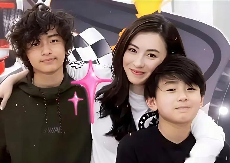 看到张馨予和张柏芝的合影，终于明白了，“漂亮”和“绝色”的区别有多大！