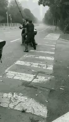 早知如此、何必当初啊！保安大叔棒袭外卖小哥后，当小哥回过神来反击的时候，保安大叔