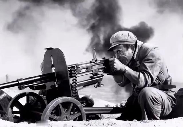 重机枪前面那块钢板，到底有没有用？很多人觉得，那就是个累赘，白白增加重量。可你要