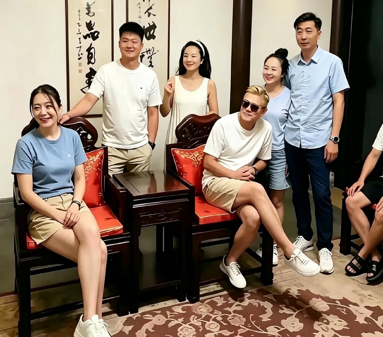郭富城陪老婆回芜湖老家，听说老丈人比他还小两岁。看这合照，这状态比长辈还年轻。一