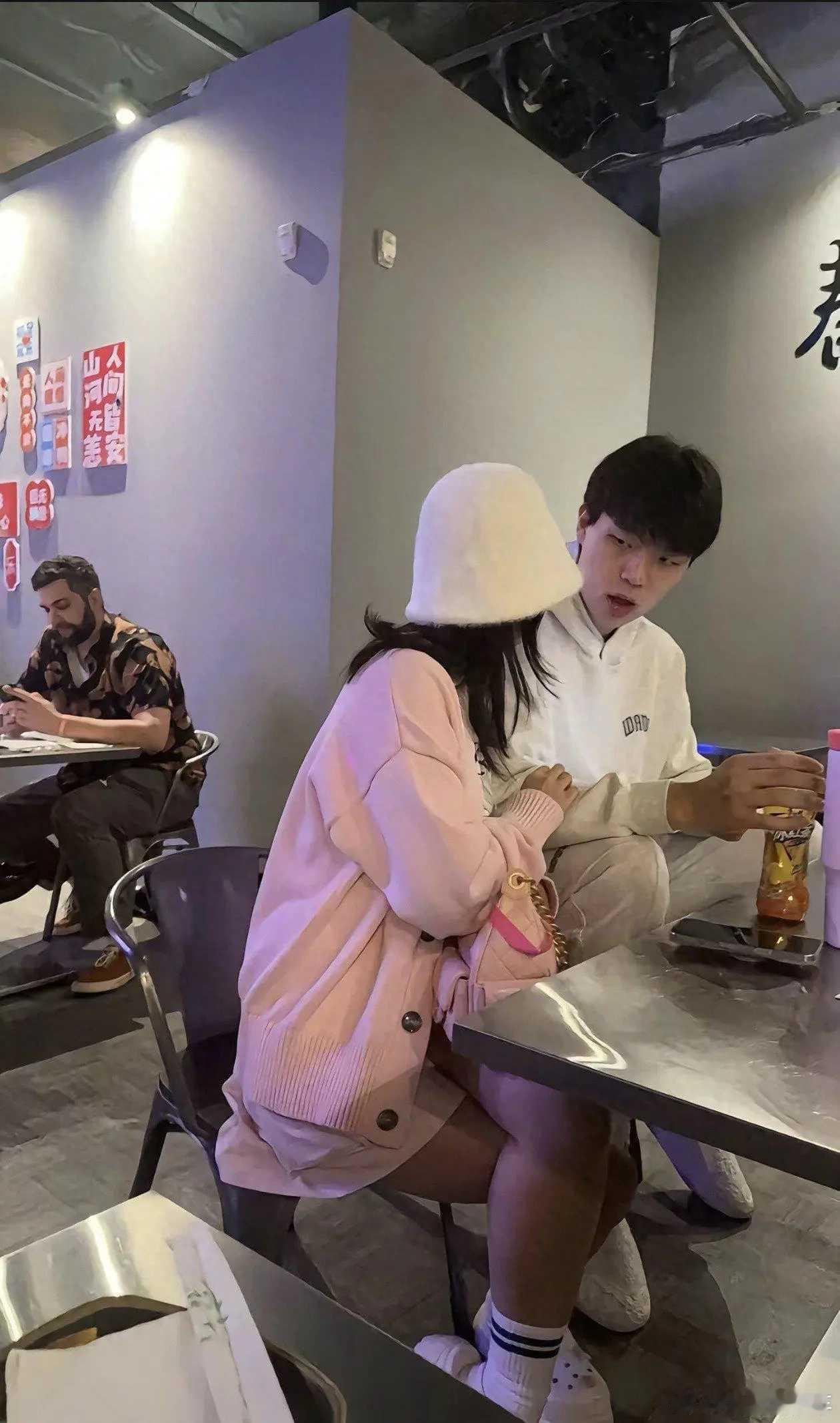 8分36秒杨瀚森出场时间创新高杨瀚森，还没打出来，就整天带着个女朋友胡吃海塞