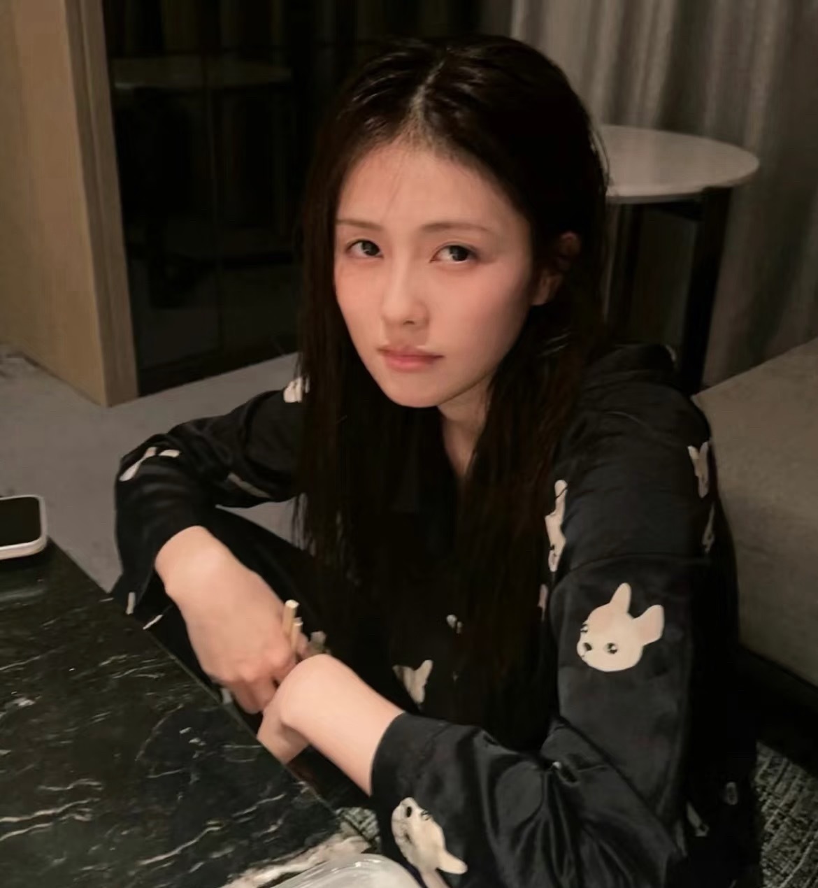 白鹿素颜采访白鹿素颜状态也很抗打啊，看起来好嫩！