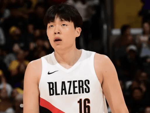 看样子斯普利特是被喷怕了，今天杨瀚森得到了10分钟的出场时间，并且得到了开拓者代