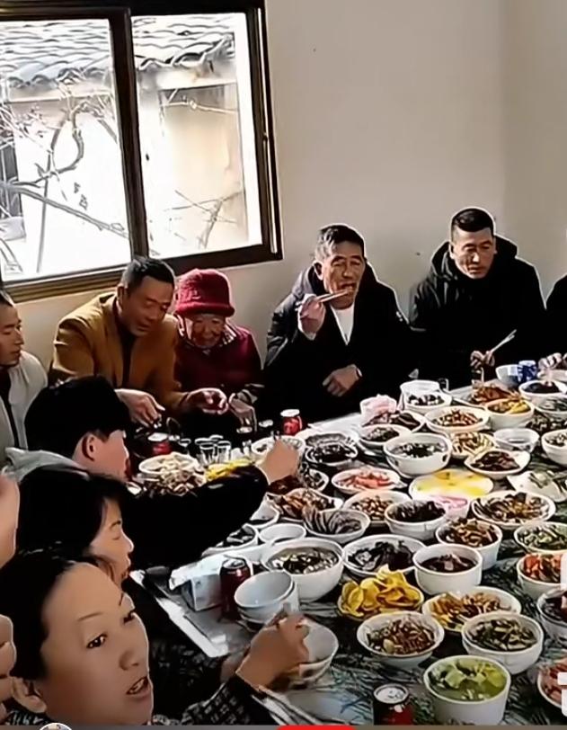 村里宗族祠堂盖好了。午饭全宗族十几家人聚在一起吃席。饭菜都是自家婆娘做的，色香