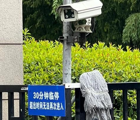 小区有个30分钟临时停车的约定，挺好使的。去年，小区业委会换了物业。新物业进驻