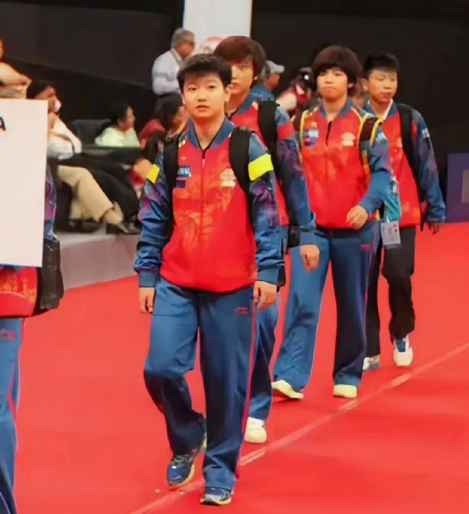 孙颖莎：年少崭露头角，赛场传奇之路启航刷到一张2014年9月的珍贵照片，照