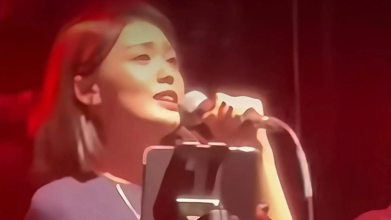 徐子尧舞台突发意外，演唱时突遭小虫侵扰面部，却如磐石般岿然不动，全程零失误完成表