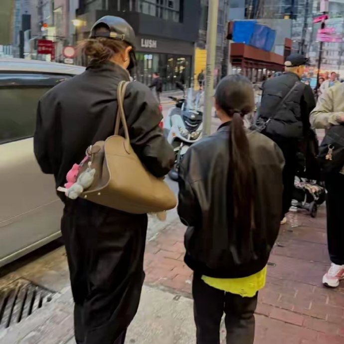 戚薇真有钱香港狂扫货李承铉全程照看儿子太宠妻12岁女儿长发及腰​​​