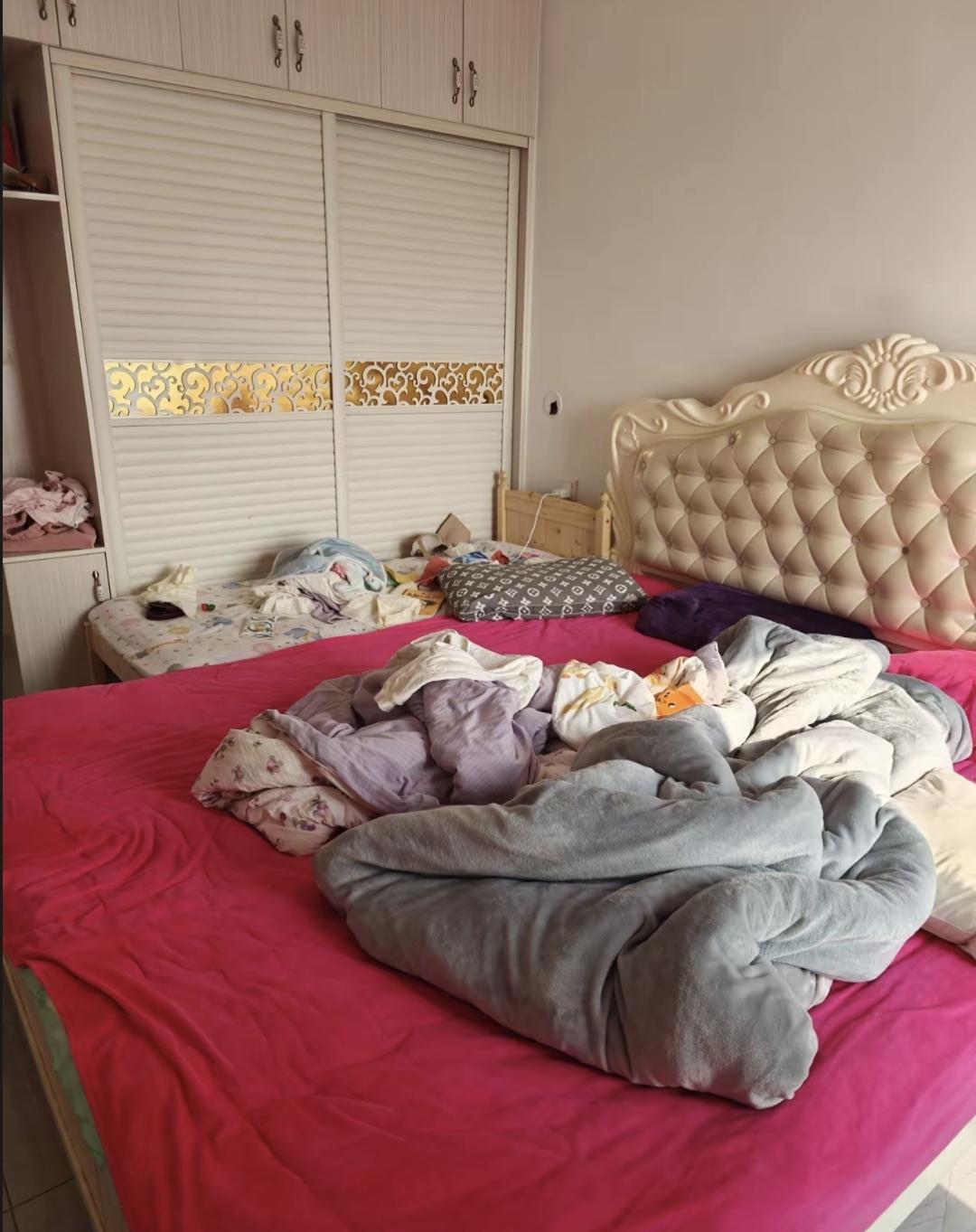 表姐前几天给我讲了个怪事。她去给儿子家收拾卧室，掀开被子底下全是乱七八糟东西，破