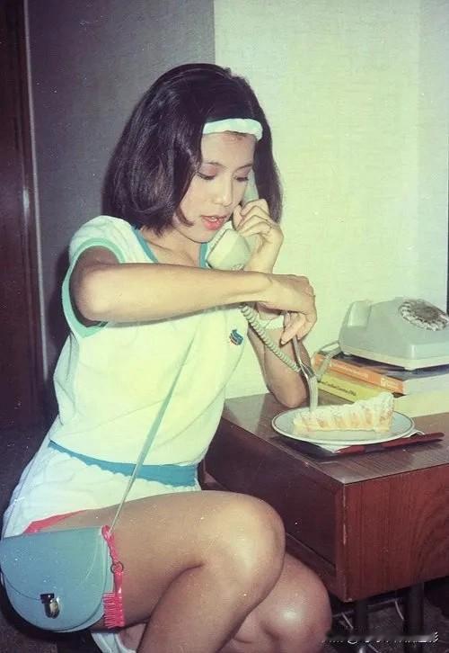 背着包包的翁美玲👜复古造型太美了～蓝白配色的运动风套装青春洋溢斜挎的蓝