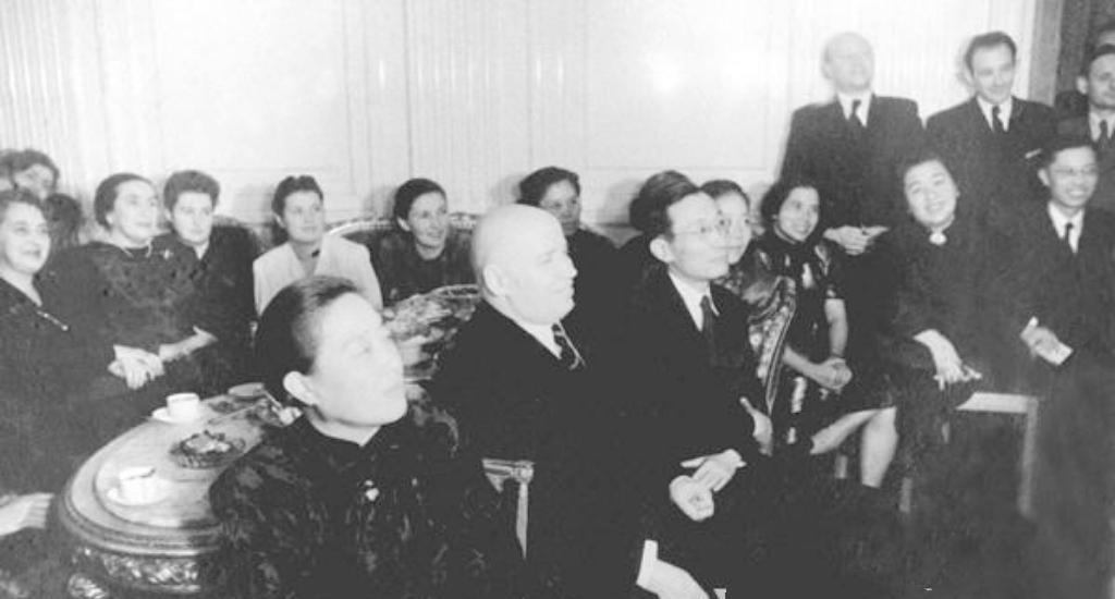 1950年，中国驻苏联大使王稼祥同志（前左三）与赴苏联访问的王若飞同志的夫人李培