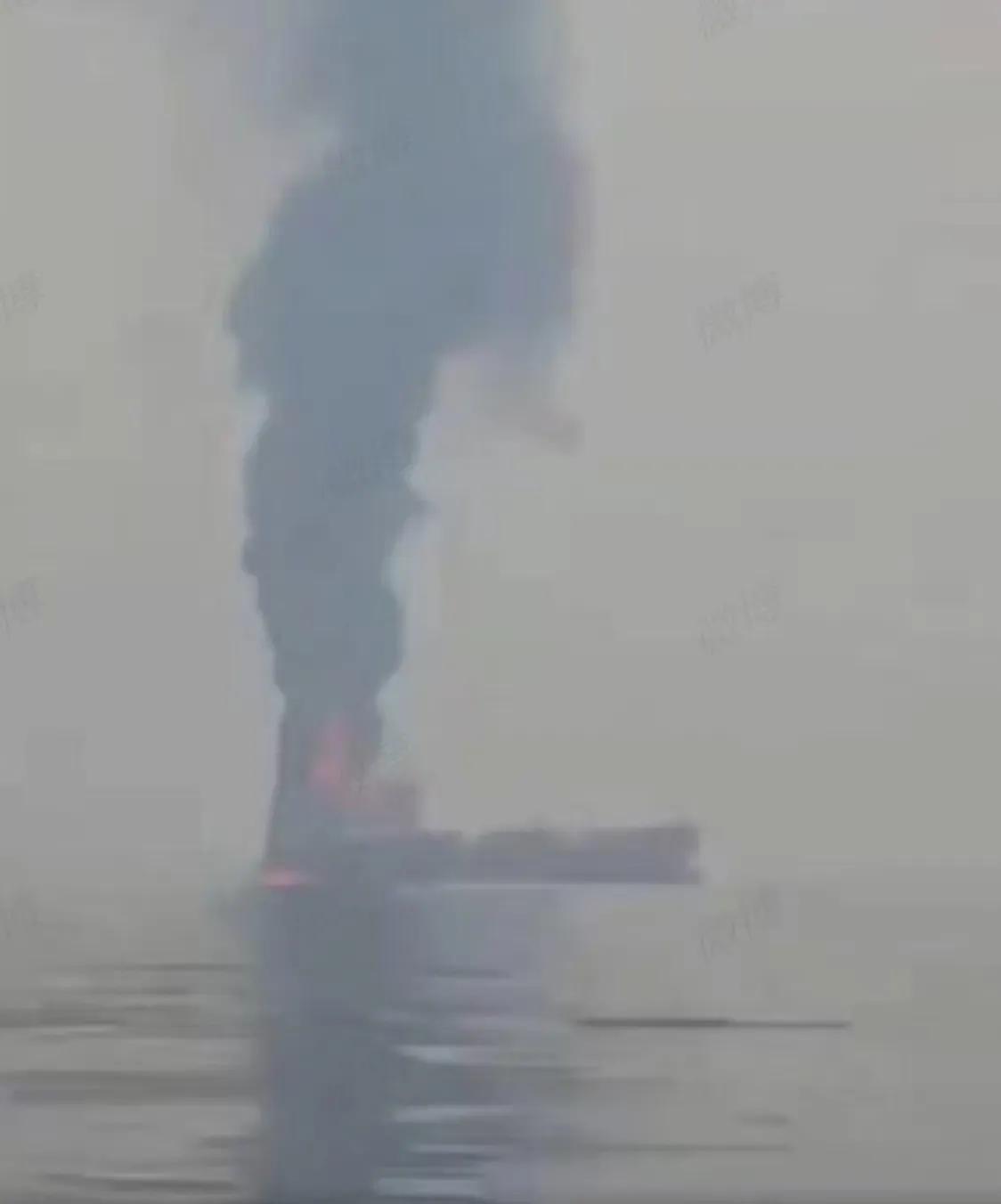 伊朗对霍尔木兹海峡的封锁不是嘴上说说，是玩儿真的。一艘悬挂帕劳国旗的“天光”号油