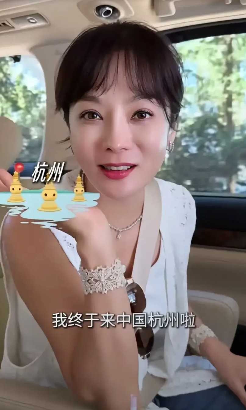 蔡琳终于带着儿子来中国了，小家伙终究是有中国血统，很喜欢中国。蔡琳也很享受中国