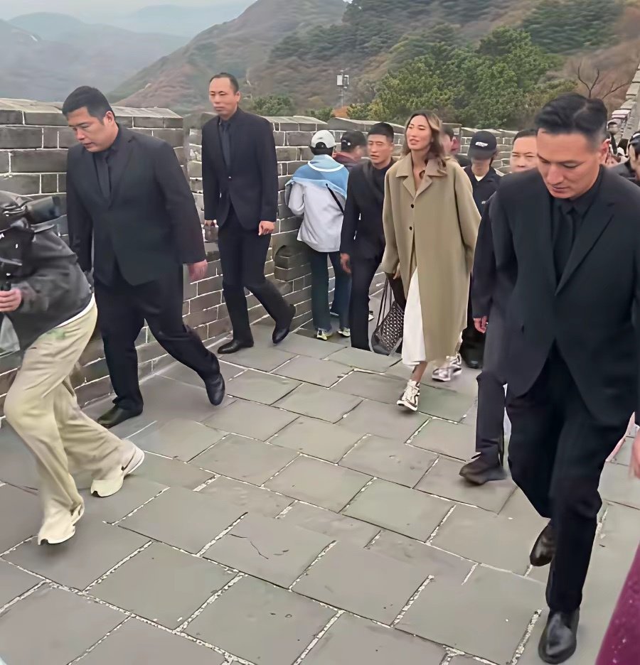 郑钦文在长城拍中网写真，还有4位保镖护驾。现场网友实拍，郑钦文这一身休闲装打扮，高跟、吊带裙打扮，都