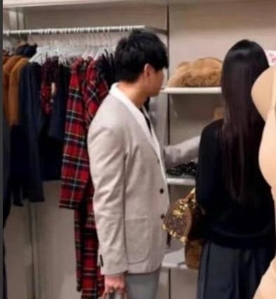 林俊杰与女友逛街买内衣，林俊杰手中提爱马仕铂金包,女友手中挎LVspeedy限