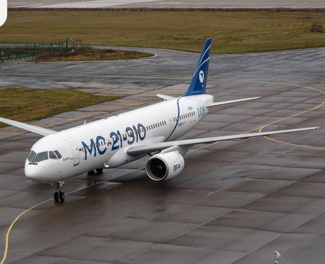 第二架进口替代型号的俄罗斯中程客机MC-21从伊尔库茨克直飞机场。进行飞行试验和