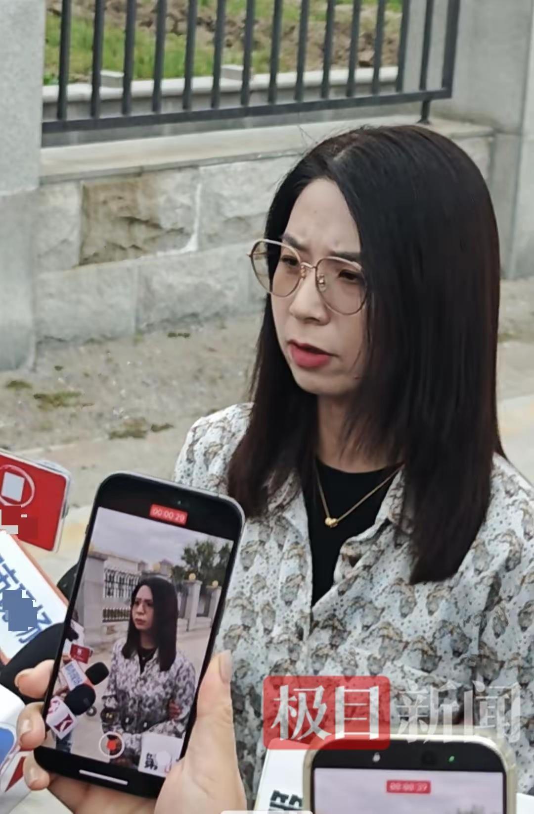 崔丽丽被性侵当晚跑丢了鞋，后来酒店给她邮寄回来了。今天她穿着那双鞋，还有当天那件