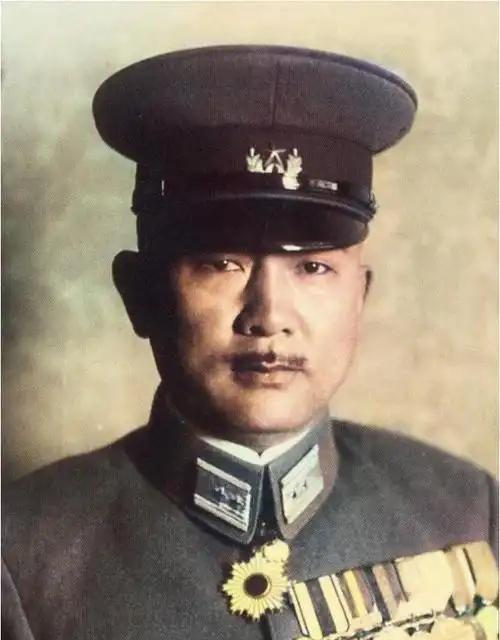 硫磺岛战役中，日军指挥官栗林忠道展现出非凡的军事才能。这位毕业于陆军大学、曾赴哈