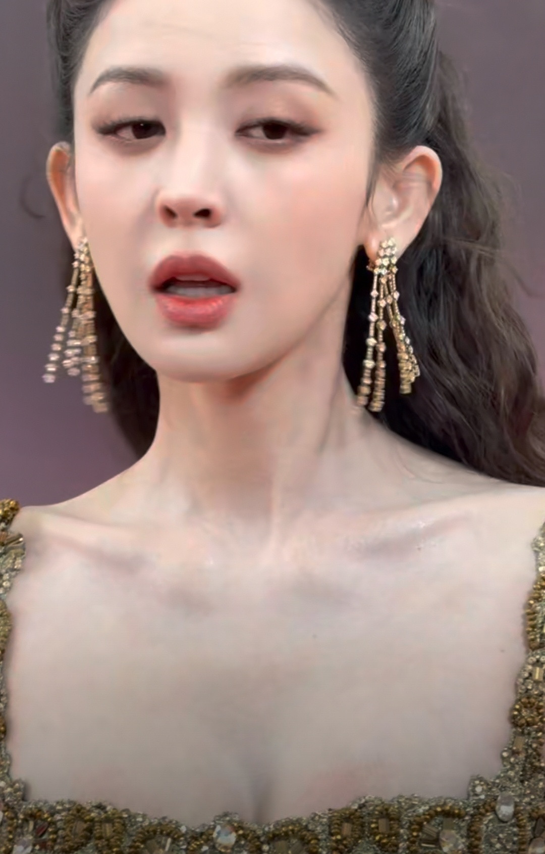 古力娜扎娜扎皮肤是真的白皙。刚刷到她的红毯图，鎏金吊带开叉长裙一穿，整个人白到像