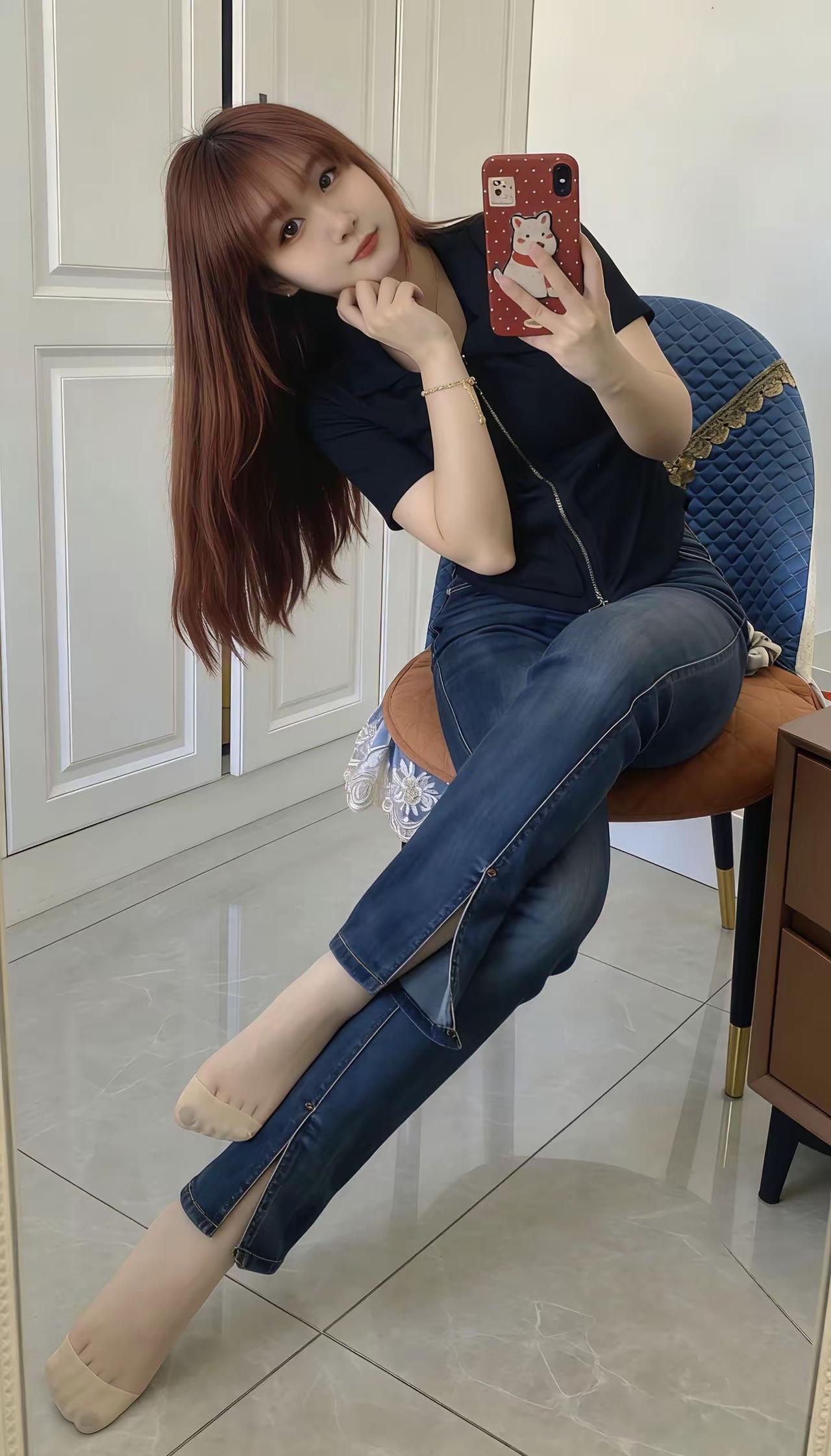 时尚穿搭指南：牛仔裤+灰色毛衣，轻松自在！