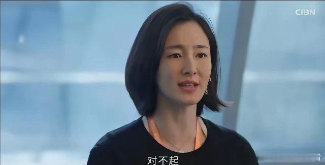 《蛮好的人生》大结局。唐玲被青青总点名批评了，要么穿”垫底王”T恤衫，要么滚蛋，