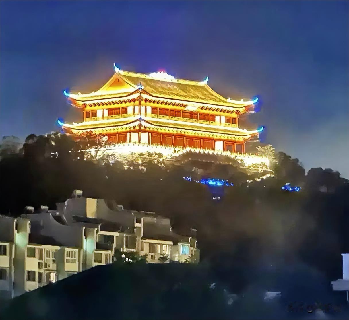 台风巴威眼看着就要来了福建啊，你怎么人前人后还两副面孔呢！表面上说：相信