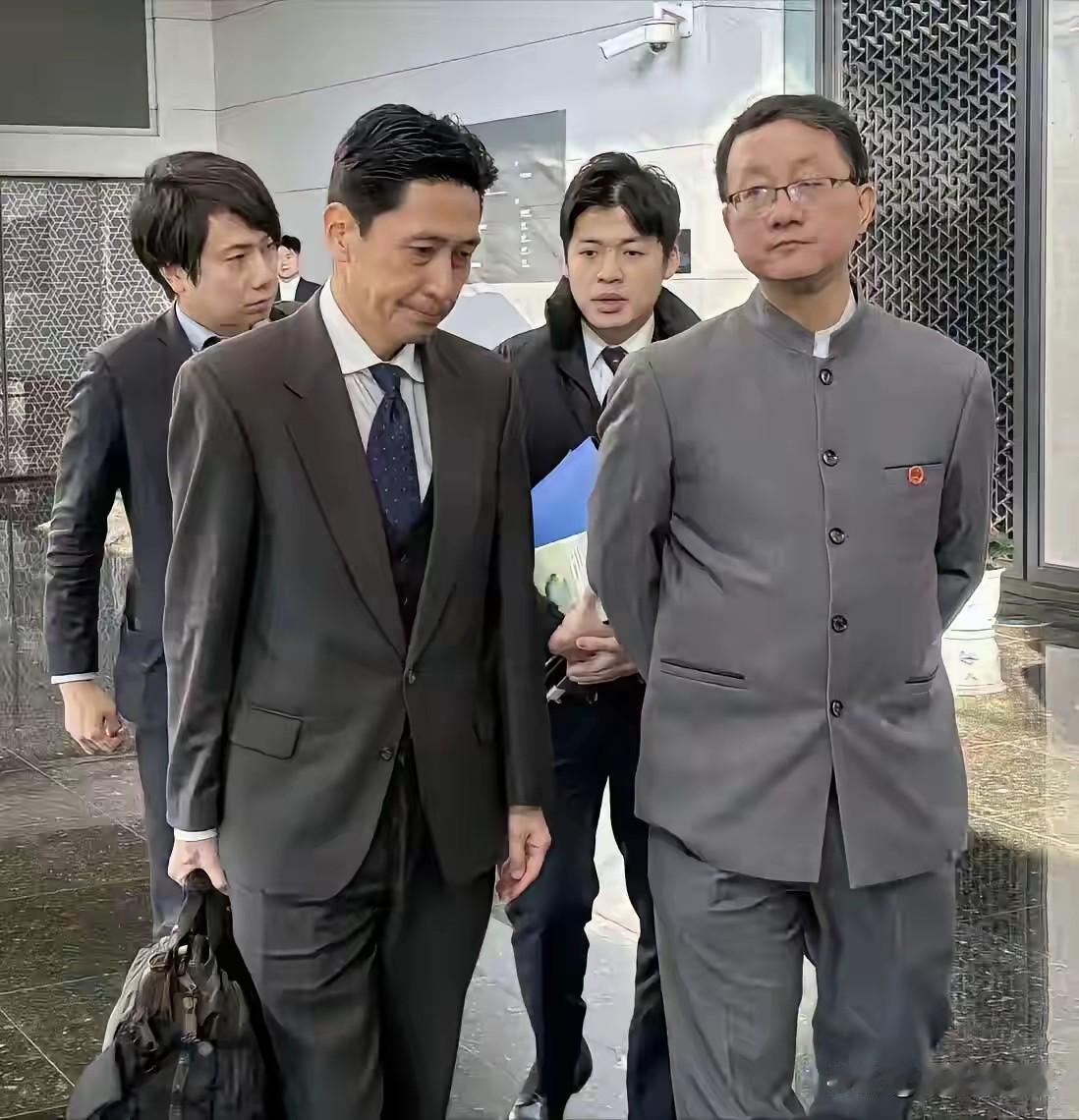 天气有点冷，也不便握手！好样的，提气！