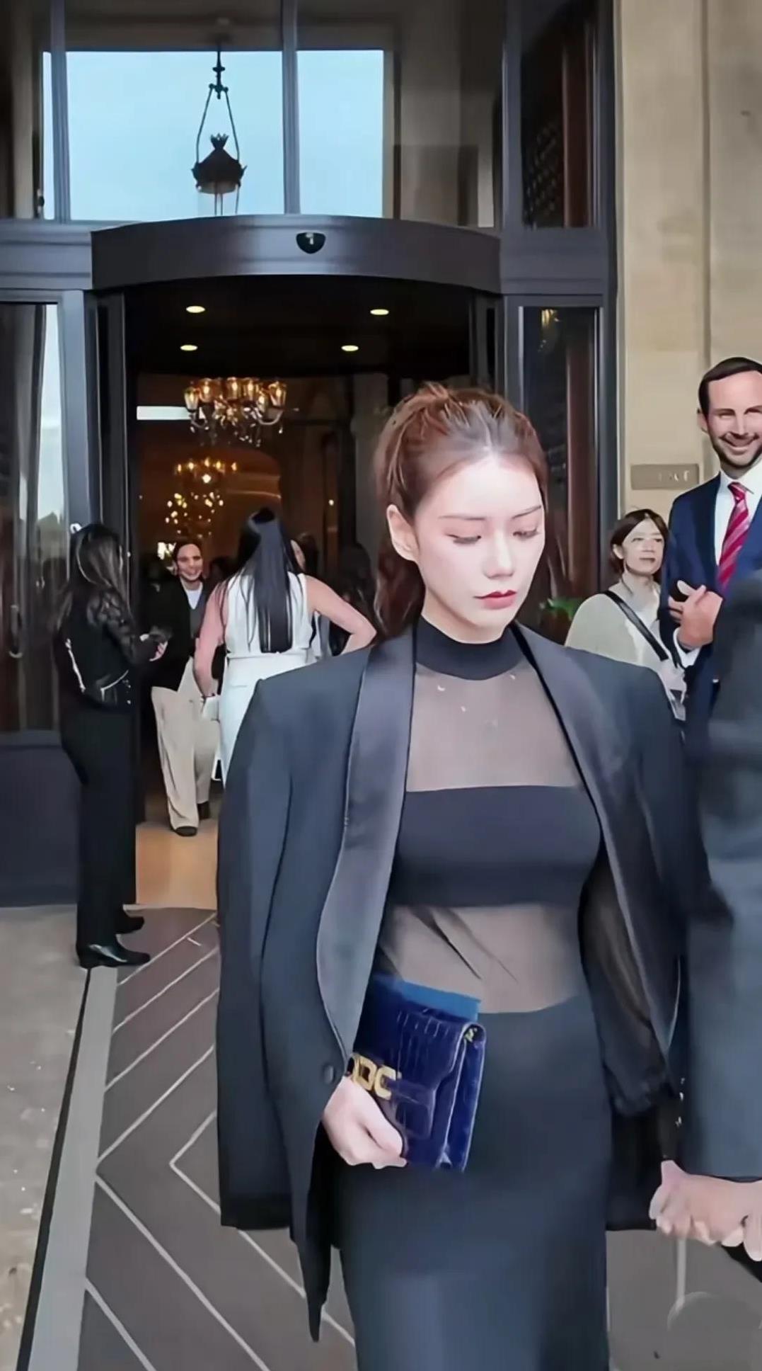 汪小菲和老婆在法国度假，顺便参加巴黎时装周看秀！马筱梅身穿一身透视长裙，扎着高