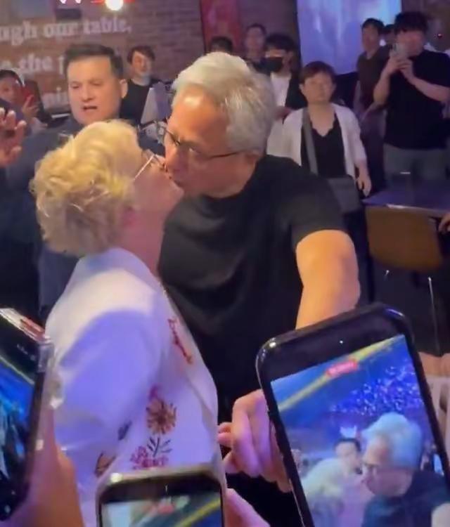 白头偕老的爱情似火。那么有钱、那么久的婚姻、还恋得那么热情似火63岁黄仁勋当