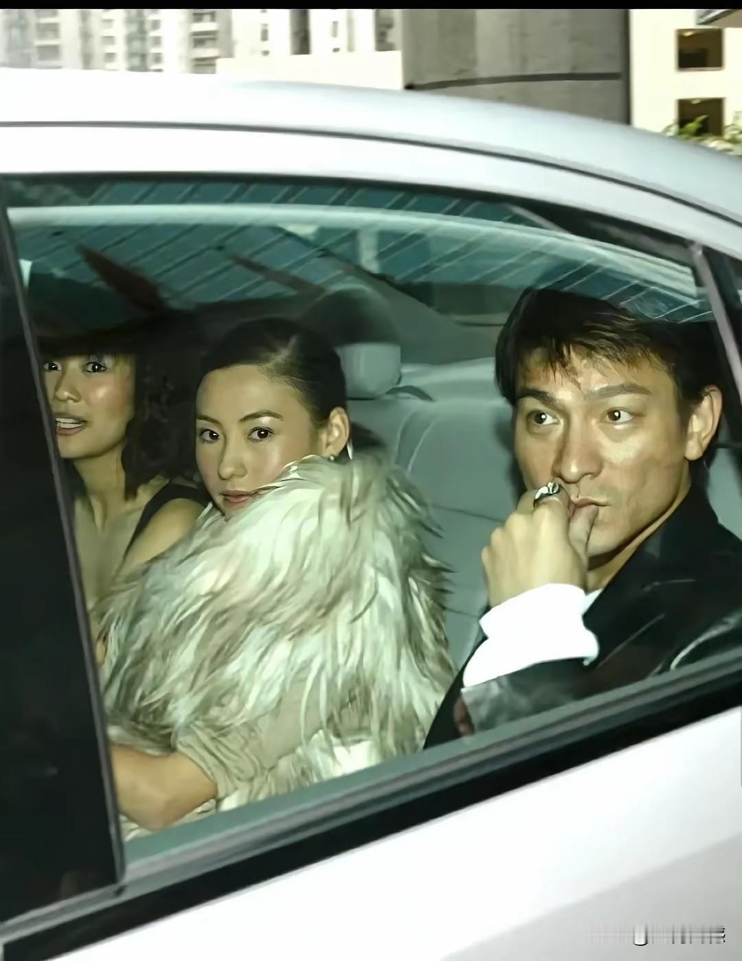 华仔的这张照片应该是被偷拍的，当时的这些小报记者无孔不入，抓住机会就偷拍，很多明