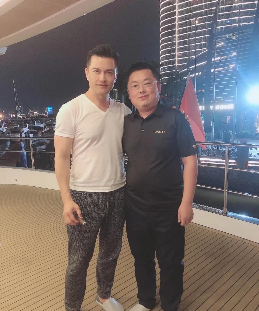 快七十岁的吕良伟现身澳门游玩，在游艇上和粉丝同框。镜头中的他，发量还挺多，个子