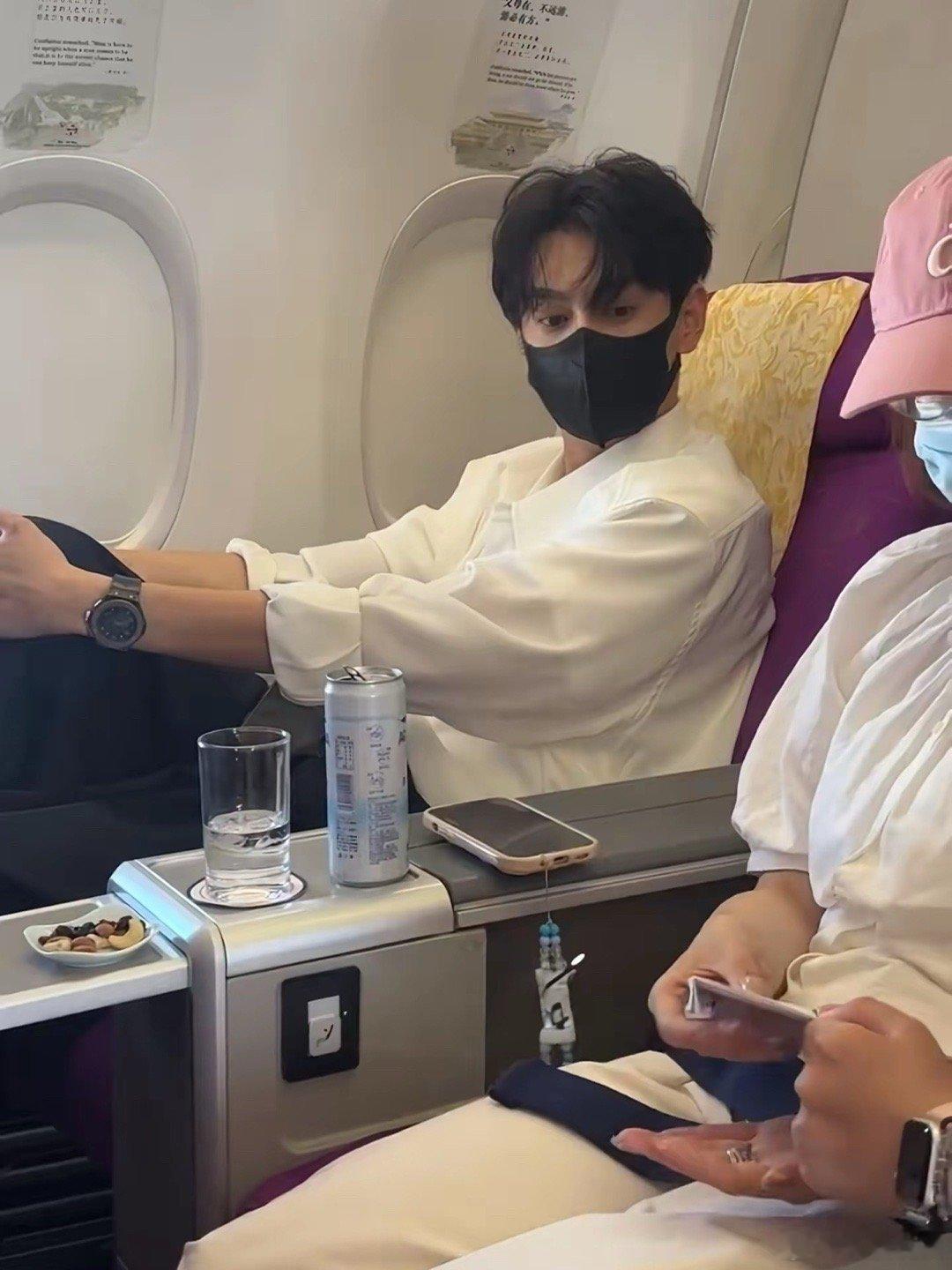 制裁田栩宁只需要一个防偷窥.左手田栩宁右手敖瑞鹏​​​