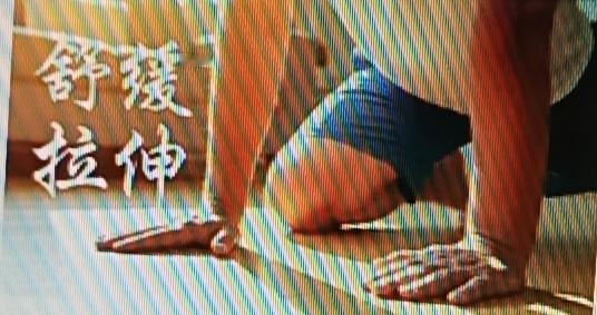 老年人容易出现腰椎间盘突出，这和身体机能退化有关。随着年龄增长，椎间盘逐渐退化，