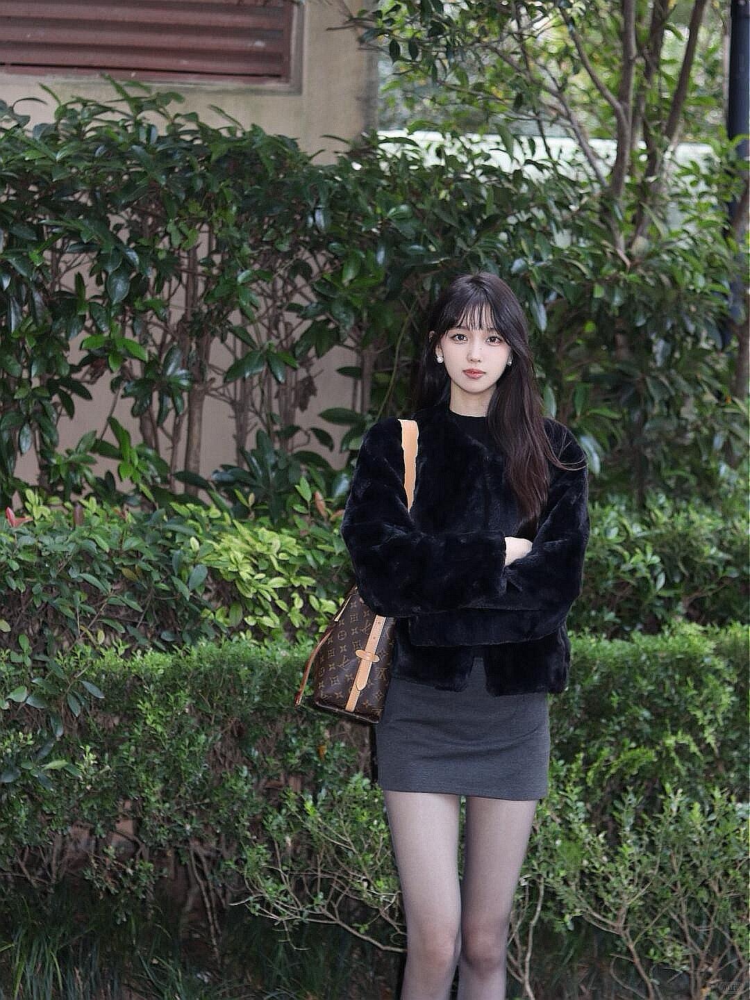 秋日穿搭指南：毛绒外套+短裙，时尚又保暖！穿搭性感