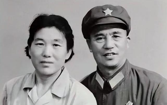 1947年，四野一位师长娶了牺牲战友的遗孀。新婚夜，他没碰新娘，反而对着她提了