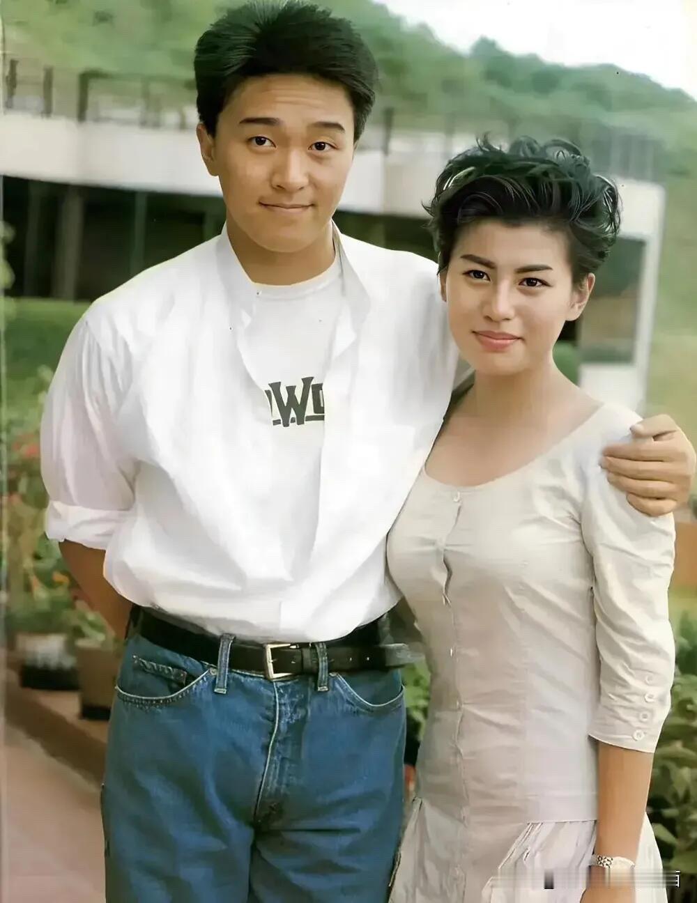 周星驰年轻的时候给人第一感觉是憨厚老实，怎么也想不到他这种性格的演员，会演绎出他