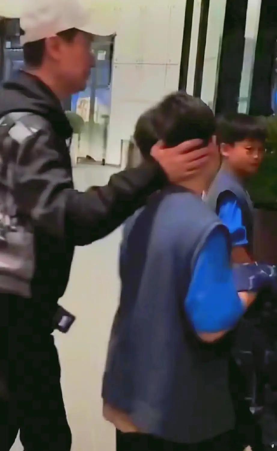 郝蕾和圈外前夫刘烨的双胞胎儿子都长这么高了，兄弟俩今年13岁左右，长得像极了郝蕾