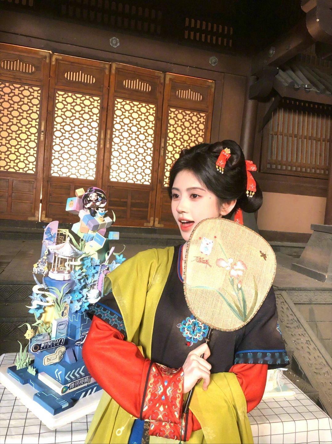 脸快比粽子还小了我得蹲粽子后面才有这种效果鞠婧祎端了个金字塔样的粽子鞠婧祎脸快比