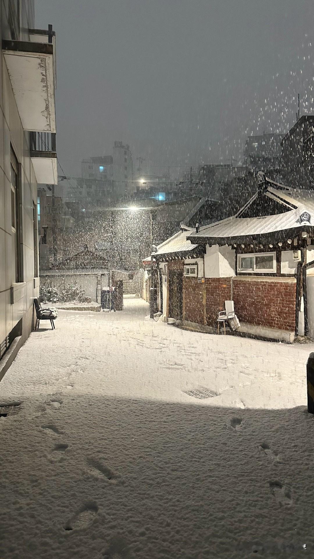 直至今天，俄伊潜意识里仍旧认为，只要我躺下来，老美就会转向东大，不再针对我。