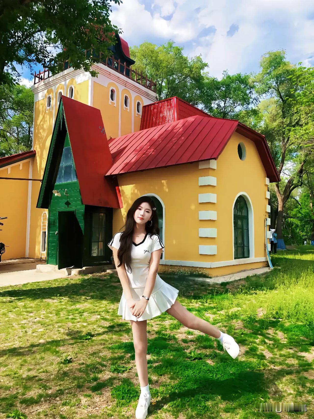 阳光明媚的午后，少女与童话小屋的浪漫邂逅。🌞💕