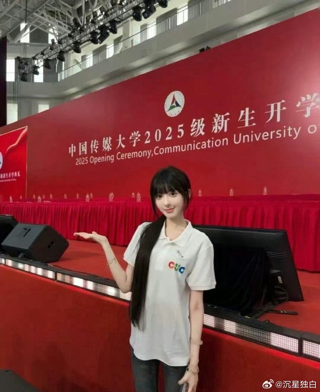 不愧是被擦妆5次的艺考女生，在人群中一眼就看见了。