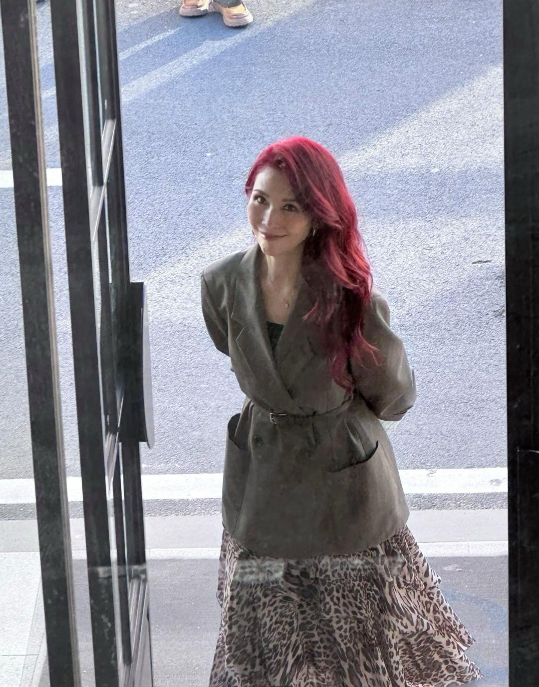 52岁蔡少芬在香港逛街被偶遇，她的打扮好贵气，一头红发太好看了！本人又高又瘦，气