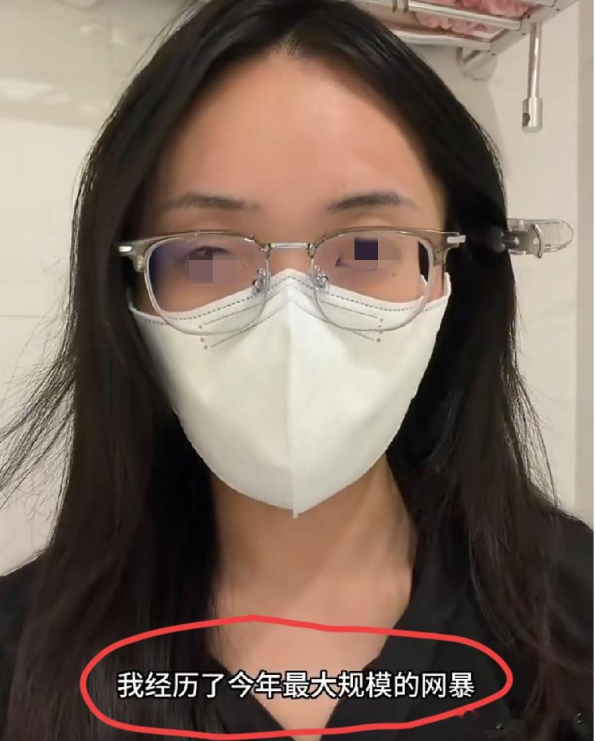 蠢到极致！“杭州电梯纠纷”事件中的那名女子被行拘后并没有选择沉默回归正常生活，反而再次到网上发声，说