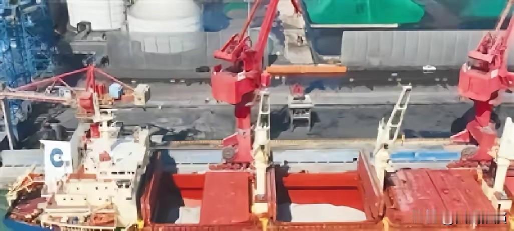 1月9日，海南洋浦港迎来重磅一刻：从非洲马里运来的近2.9万吨锂精矿成功靠泊卸货
