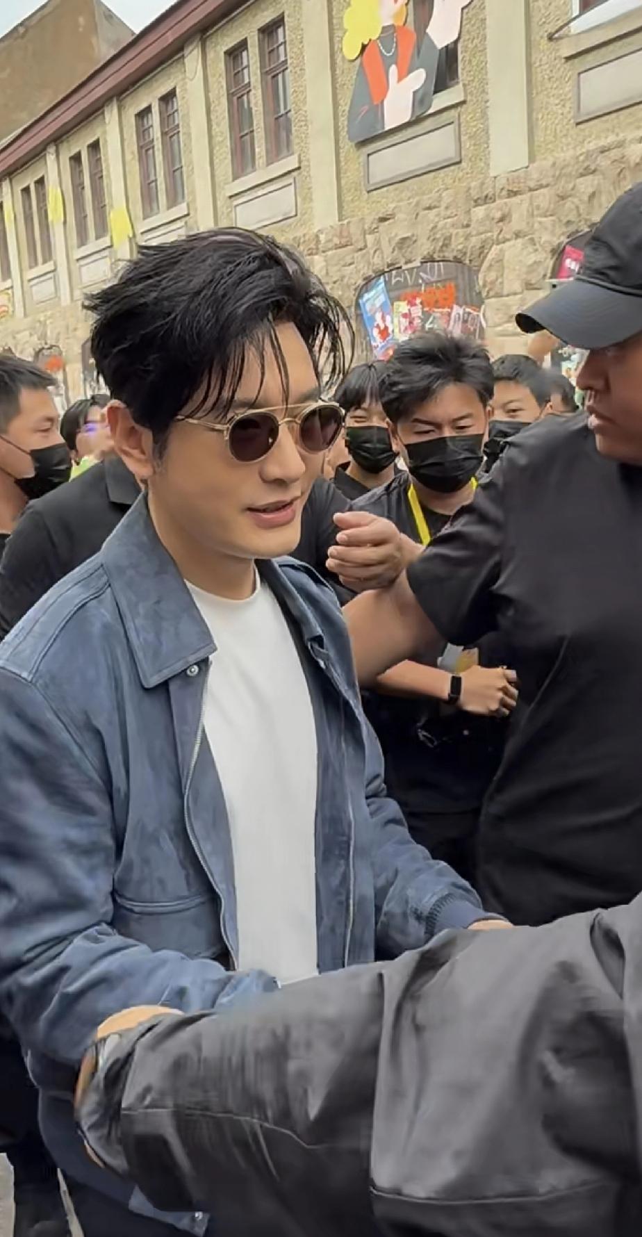 出息了！离巨星黄晓明这么近，甚至发丝都看得一清二楚！