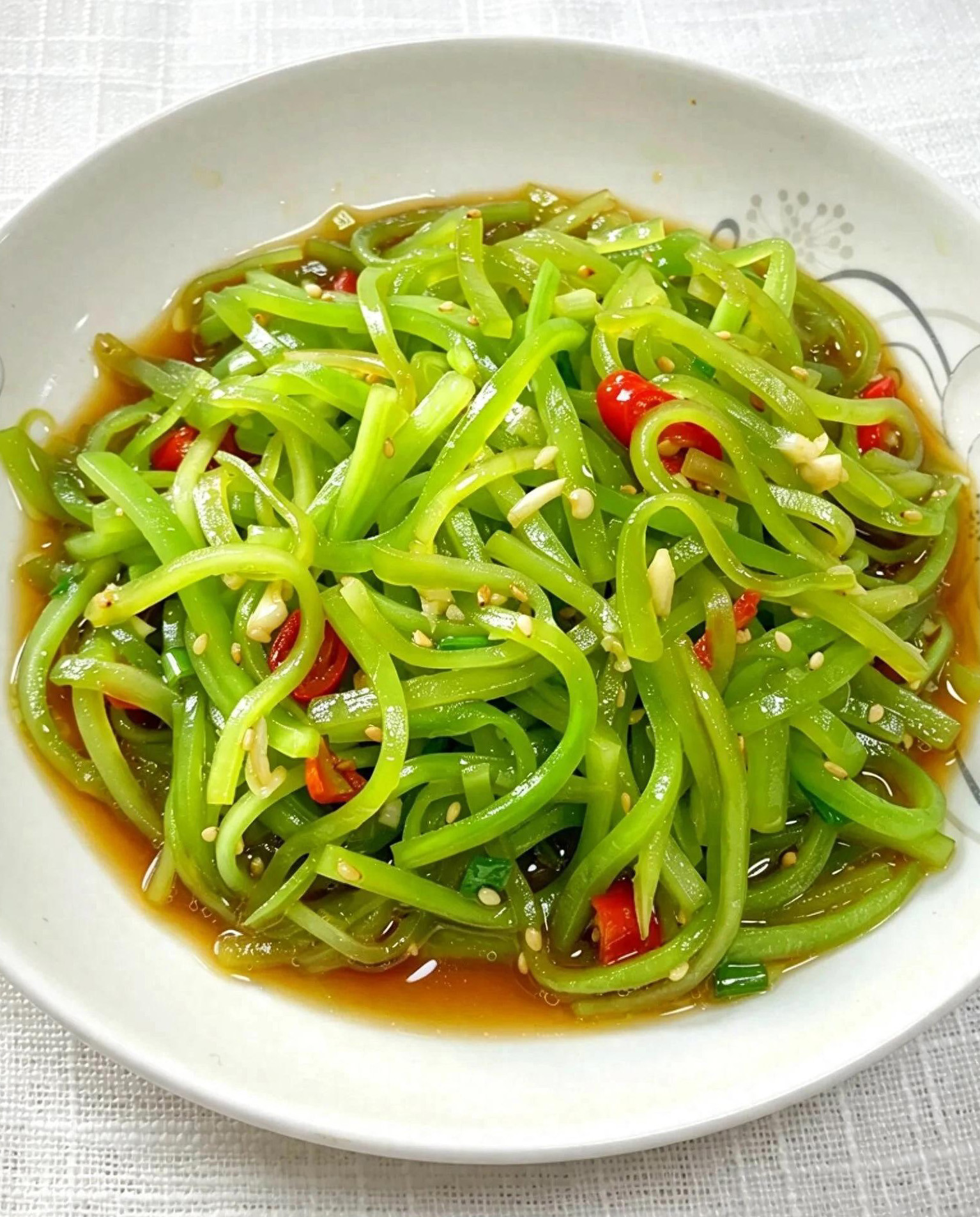 🌧️谷雨后多吃这3道“润肺菜”，清热化痰，嗓子舒服多了谷雨一过，雨水多、湿气